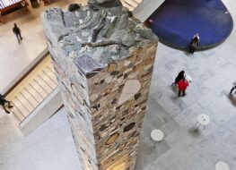 006 - foyer mit dem monolith dreamer